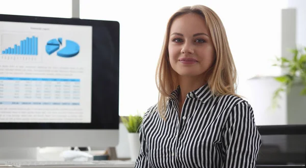 Presenteerbare vrouw poseren op camera — Stockfoto