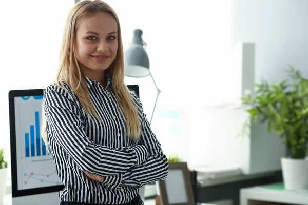 Şirkette çalışan neşeli bir iş kadını.