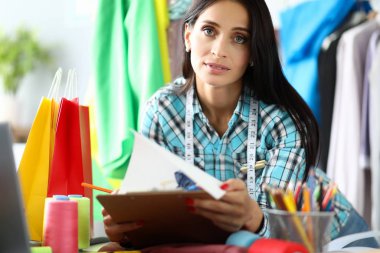 İlham verici güzel kadın çizimi