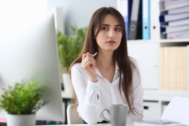 Çalışma yerindeki tezgahtar.