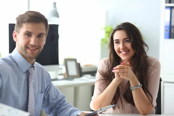 Trabajando juntos en el proyecto — Foto de Stock