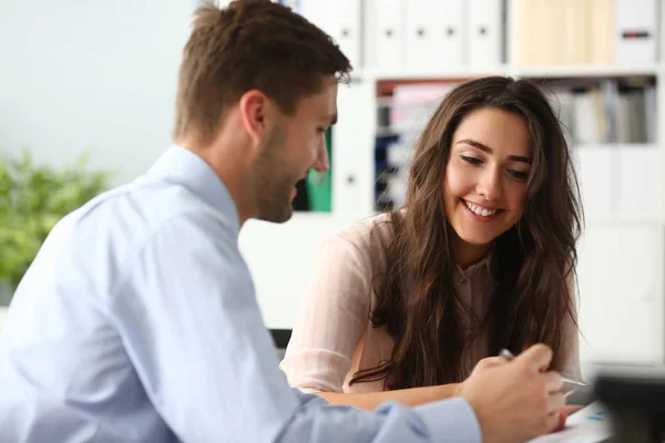 Glimlachende collega 's in vergaderzaal — Stockfoto