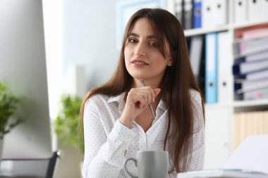 Beyaz bluz içinde güzel bir kadın.