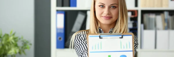 Jonge werknemer in functie — Stockfoto