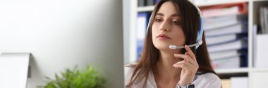 Çekici kadın müşteri desteği
