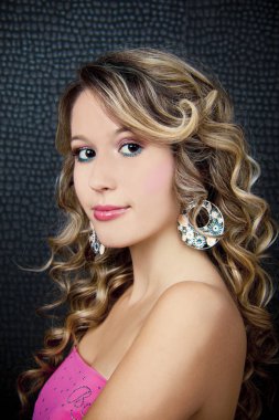 Güzel, genç, gülümseyen, mutlu, kıvırcık bir kadın, manken. Moda ve Güzellik Çekimi. - Yakın çekim. Güzel bir kadın yüzü. Stüdyo çekimi. İzole kadın portresi. Profesyonel makyaj ve saç stili. Kozmetik Reklamı.