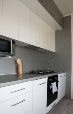 İskandinav, Minimalizm Evi. Beyaz Mutfak Tasarımı. Gümüş aksanlı ve aksesuarlı, modern, beyaz, parlak mutfak. Samimi, güzel, fonksiyonel mutfak tasarımı.