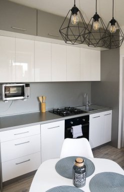 İskandinav, Minimalizm Evi. Beyaz Mutfak Tasarımı. Gümüş aksanlı ve aksesuarlı, modern, beyaz, parlak mutfak. Samimi, güzel, fonksiyonel mutfak tasarımı.