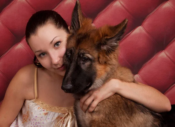Mutlu Genç Kadın Şirin Portresi Sevimli Alman Çoban Köpeği Sarılıp — Stok fotoğraf