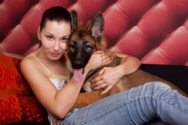 귀여운 초상화 독일의 셰퍼드 강아지와 친구인 미소짓는 여자가 껴안고 최고의 — 스톡 사진