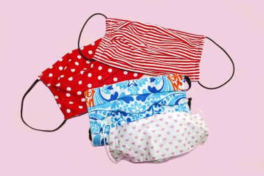 Renkli Ev, El Yapımı, Dikiş Yüzü, Pembe Arkaplanda Koruyucu Maskeler. Yüksek Açı Görünümü. Corona virüsüne karşı koruma, Covid 19