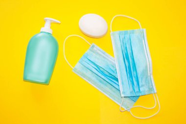Tecrit edilmiş tıbbi maske, anti bakteriyel sabun, dezenfektan şişesi yüksek açılı görüş Corona virüsüne karşı koruma konsepti, Covid 19. Bakteriyel enfeksiyonlar.