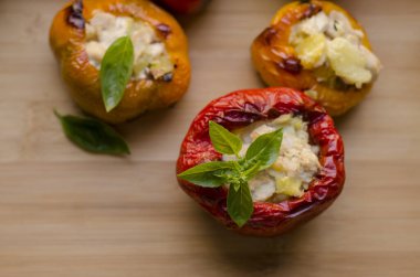 Patates ve baharatlı tavukla doldurulmuş biber. Kırmızı yeşil, sarı, vejetaryen yemeği