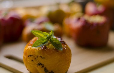 Patates ve baharatlı tavukla doldurulmuş biber. Kırmızı yeşil, sarı, vejetaryen yemeği