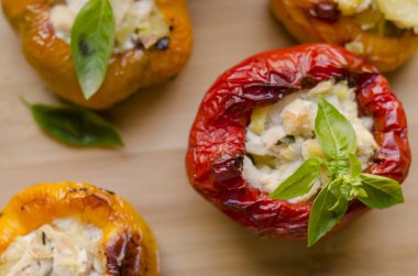 Patates ve baharatlı tavukla doldurulmuş biber. Kırmızı yeşil, sarı, vejetaryen yemeği