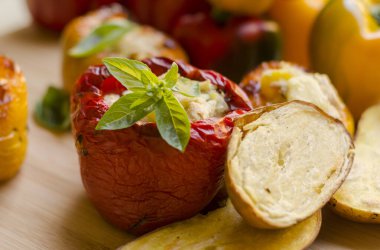 Patates ve baharatlı tavukla doldurulmuş biber. Kırmızı yeşil, sarı, vejetaryen yemeği