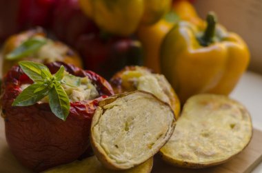 Patates ve baharatlı tavukla doldurulmuş biber. Kırmızı yeşil, sarı, vejetaryen yemeği