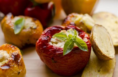 Patates ve baharatlı tavukla doldurulmuş biber. Kırmızı yeşil, sarı, vejetaryen yemeği