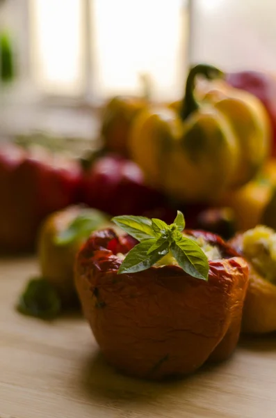 Paprika Gefüllt Mit Hühnchen Mit Kartoffeln Und Gewürzen Rot Grün — Stockfoto