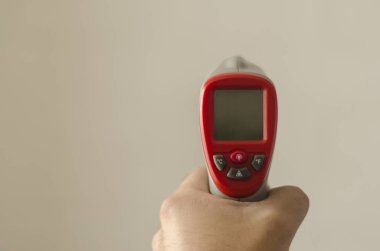 Sıcaklığı ve pandemik korona virüsünü ölçmek için kullanılan dijital termometre