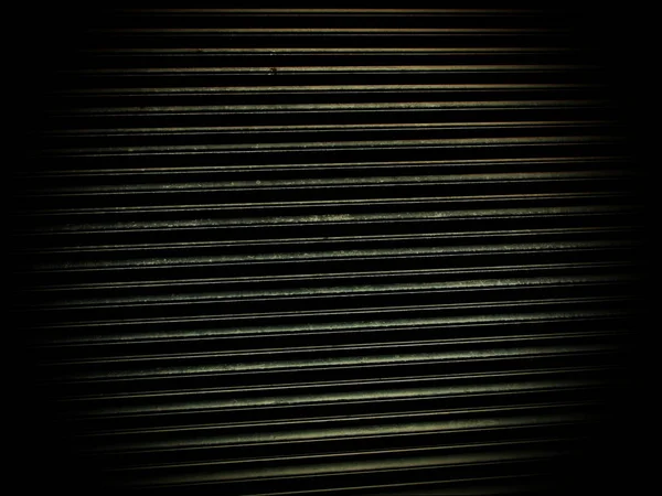 Fekete elvont háttér vagy textúra, csíkok garázs ajtó,, camera obscura kör. — Stock Fotó
