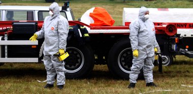 Enfeksiyonu durdur. Coronavirus karantinası. Apocalypse. Koruyucu maske takan biri. Sağlık hizmeti konsepti. Bulaşıcı hastalıklara ve gribe karşı maske. İki adam dışarıda koruyucu maske takıyor..