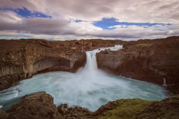 Wodospad Aldeyjarfoss Złotymi Chmurami Niebie Płynąca Woda Jest Przechwytywana Przez — Zdjęcie stockowe