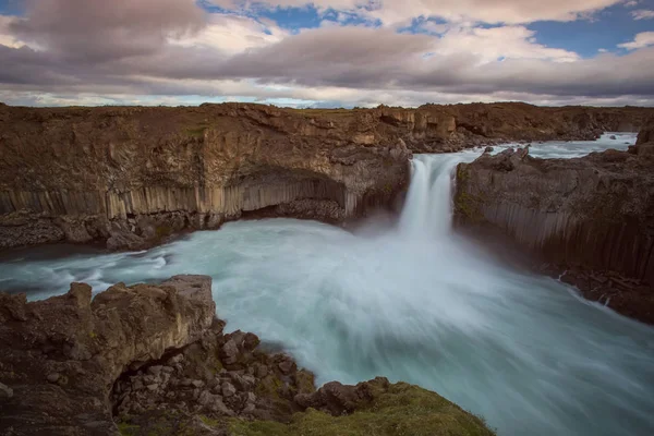 Cascade Aldeyjarfoss Avec Des Nuages Dorés Dans Ciel Eau Qui — Photo