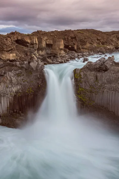 Cascade Aldeyjarfoss Avec Des Nuages Dorés Dans Ciel Eau Qui — Photo