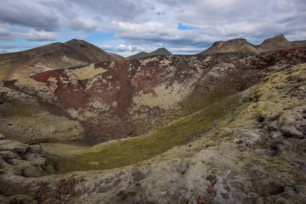 ランドマンナローガル アイスランドの高地1477年頃の噴火で形成されたラウグラウヌラヴァフィールドの端にあります カラフルな風景 — ストック写真