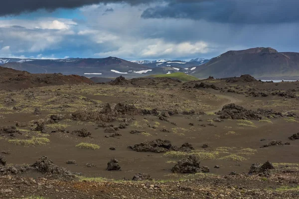 ランドマンナローガル アイスランドの高地 1477年頃の噴火で形成されたローグラウヌラヴァ山の端に位置しています — ストック写真