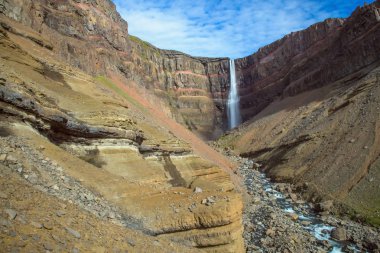 Hengifoss, İzlanda 'nın en yüksek üçüncü şelalesidir ve 128 metre yüksekliğindedir. Etrafı ince kırmızı kil tabakalı bazaltik tabakalarla çevrili.