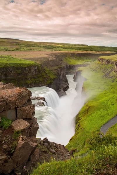 Καταρράκτης Gullfoss Χρυσά Σύννεφα Στον Ουρανό Ρέον Νερό Συλλαμβάνεται Από — Φωτογραφία Αρχείου