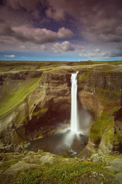 Gökyüzünde Altın Bulutlar Olan Haifoss Şelalesi Akan Uzun Bir Pozlama — Stok fotoğraf