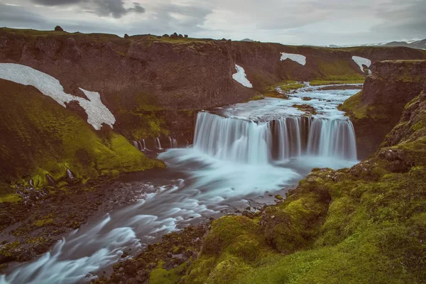 Cascada Axlarfoss Con Nubes Doradas Cielo Agua Que Fluye Capturada —  Fotos de Stock