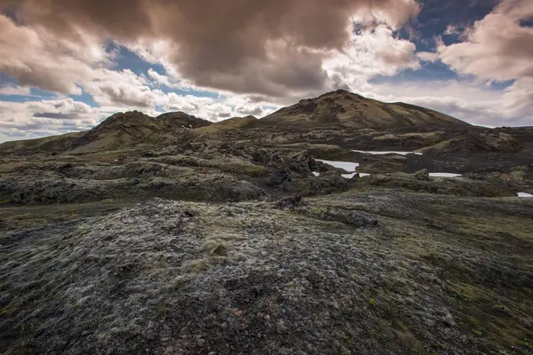 Laka Ggar Laki レイキのクレーターは 青い空と曇った空を持つアイスランド南部の火山活動です — ストック写真