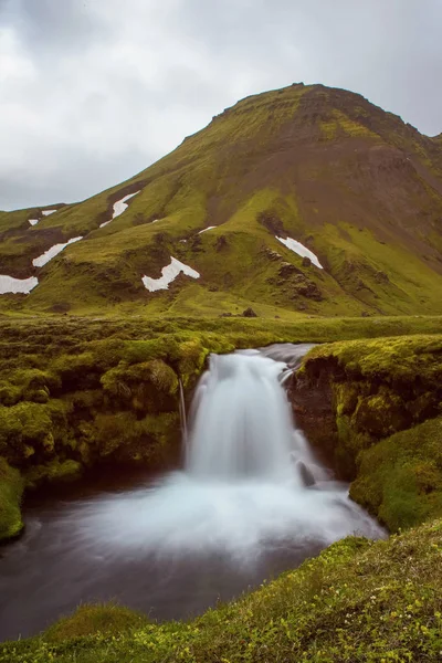 Cascada Fjallakvsl Con Nubes Doradas Cielo Agua Que Fluye Capturada — Foto de Stock