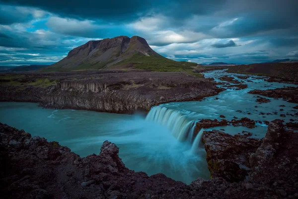 Cascade Bjfa Foss Avec Des Nuages Dorés Dans Ciel Eau — Photo