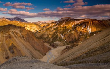 Landmannalaugar - İzlanda 'nın İskoçya' sı. 1477 yılındaki bir patlamada oluşmuş olan Laugahraunlava sahasının kenarında yer almaktadır. Renkli manzara.