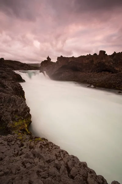 Καταρράκτης Geitafoss Χρυσά Σύννεφα Στον Ουρανό Ρέον Νερό Συλλαμβάνεται Από — Φωτογραφία Αρχείου