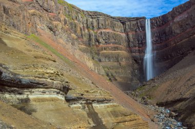 Hengifoss, İzlanda 'nın 128 metre yüksekliğindeki üçüncü en yüksek şelalesidir ve Doğu İzlanda' nın Fljotsdalshreppur kentinde yer almaktadır. Etrafı ince, kırmızı kil katmanlı bazaltik tabakalarla çevrili.