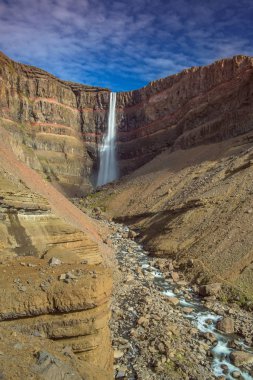 Hengifoss, İzlanda 'nın 128 metre yüksekliğindeki üçüncü en yüksek şelalesidir ve Doğu İzlanda' nın Fljotsdalshreppur kentinde yer almaktadır. Etrafı ince, kırmızı kil katmanlı bazaltik tabakalarla çevrili.