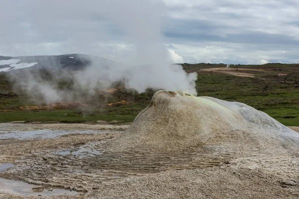 ハヴェレルの温泉は 冷たい中心地の暖かいオアシスを提供します — ストック写真