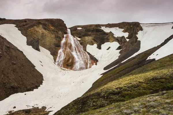 Única Cascada Raudfossar Tiempo Nublado Todavía Con Nieve —  Fotos de Stock