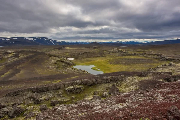1477年の噴火後の溶岩地域が最大のアイスランドの噴火今も魚や漁師でいっぱいの湖がたくさんあります — ストック写真