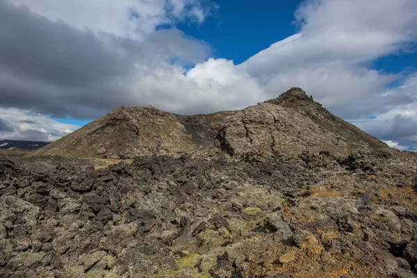 クラフラはアイスランドの火山地帯です 驚くべき溶岩原と暗い雲と劇的な空 — ストック写真