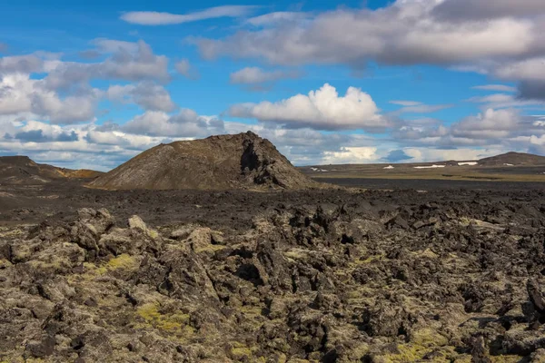 クラフラはアイスランドの火山地帯です 驚くべき溶岩原と暗い雲と劇的な空 — ストック写真