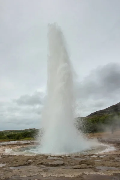 ストロックルはアイスランドの地熱地帯に位置する噴水間欠泉で 噴火中は6分ごとに噴火し 通常の高さは1520Mです — ストック写真