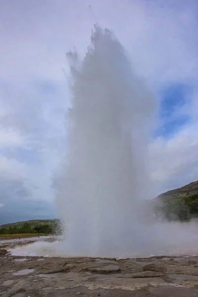 ストロックルはアイスランドの地熱地帯に位置する噴水間欠泉で 噴火中は6分ごとに噴火し 通常の高さは1520Mです — ストック写真
