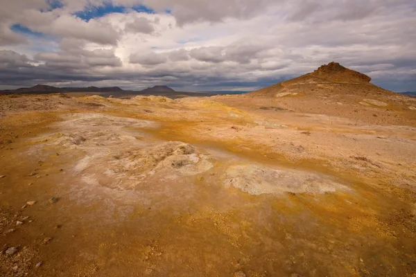 纳马法尔 Namafjall 富马罗莱 Fumarole 一个有温泉的地区 是冰岛五彩斑斓的风景 — 图库照片